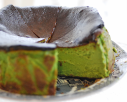 ピスタチオバスクチーズケーキ<br />
1カット 648円(税込)<br />
1ホール15cm(専用箱付) 4,308円(税込)