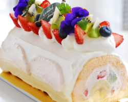 季節のトライフルロール <br />
4人前 3,294円(税込)<br />
5人前 4,050円(税込)<br />
6人前 4,806円(税込)<br />
※ロウソク付