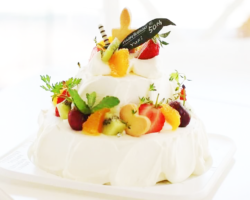 季節のフルーツを使った2段のトライフルケーキ<br />
約6~8人前 6,426円(税込)