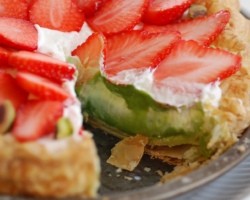 季節のフルーツカスタードパイ<br />
1カット648円(税込)<br />
1ホール9人前(専用箱付) 6,514円(税込)