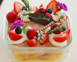 季節のトライフルショコラタイプ<br />
サイズによりますが150円~300円追加で対応可能です。
詳しくはお尋ねください。