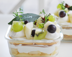 季節のトライフル<br />
小サイズ4人前 3,300円(税込)<br />
大サイズ6人前 4,800円(税込)