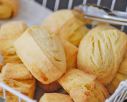 スコーン 270円(税込)<br />
季節のスコーン 300円(税込)<br />