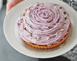 季節のタルト<br />
1カット 518円(税込)~<br />
1ホール7人前(専用箱付) 3,878円(税込)~